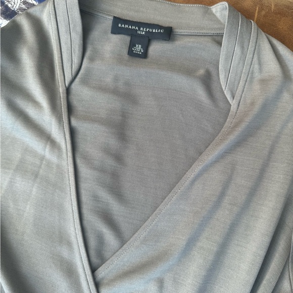 Banana Republic gray silk wrap dress. Worn twice, like new. Size 0/XS - Picture 4 of 9